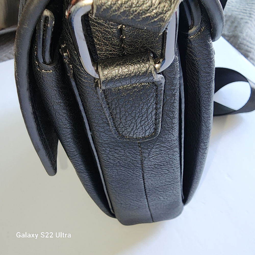 A R New York Women's Black Leather Multi Compartment Messenger-Style Crossbody - Picture 8 of 8